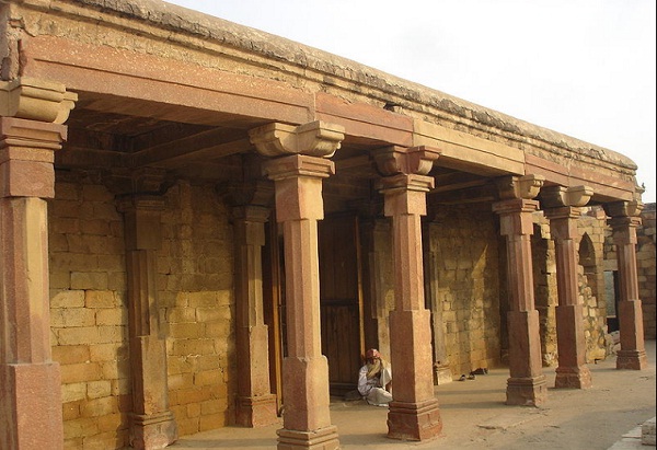 Colonnade with different size slabs
